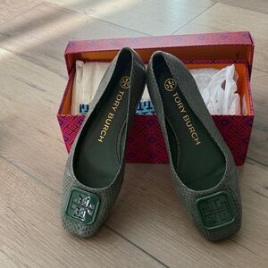 Tory Burch Georgia Ballet Flats in Palm Leaf with Logo Accent Size 7